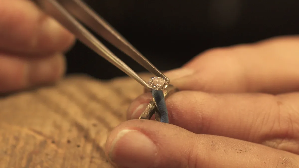 Dettaglio di incastonatura di una pietra preziosa su un anello