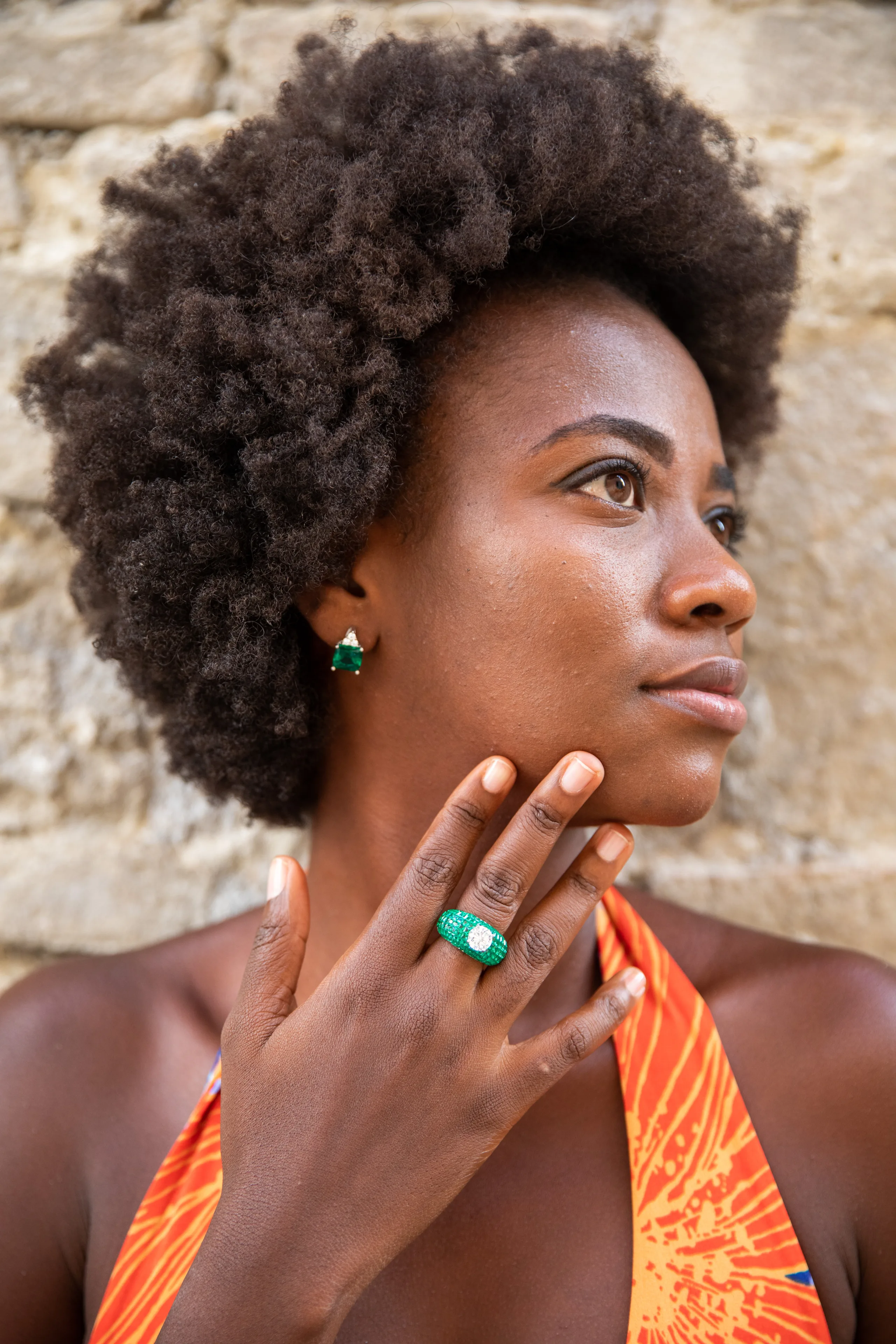 Modella con collana e orecchini artigianali Mevaurum nel centro storico