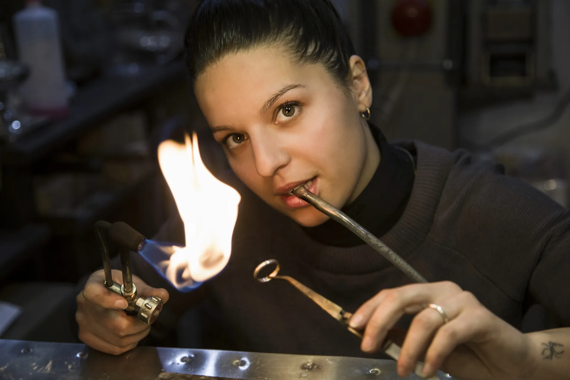 Silvia Trabalza al lavoro con il cannello nel laboratorio orafo di Bevagna