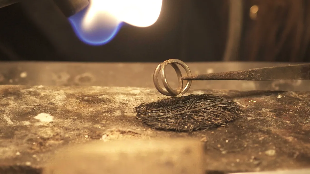 Fedi nuziali sotto la fiamma del cannello nel laboratorio Mevaurum