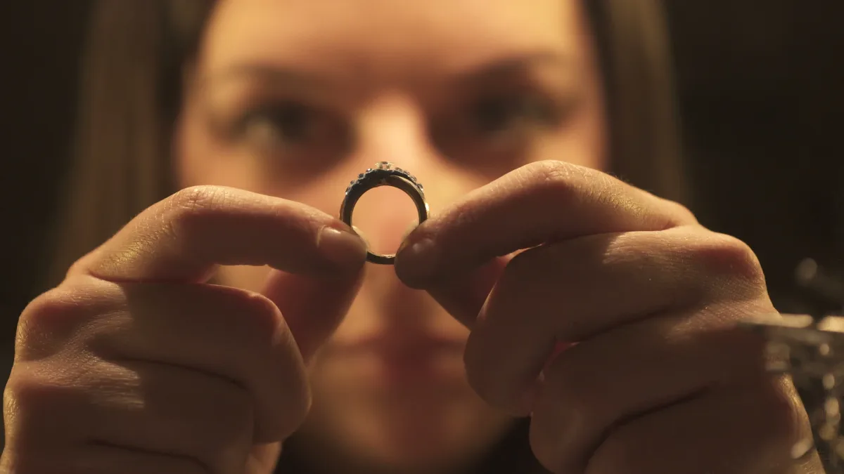 Interno del laboratorio Mevaurum a Bevagna, banco da lavoro pronto ad accogliere