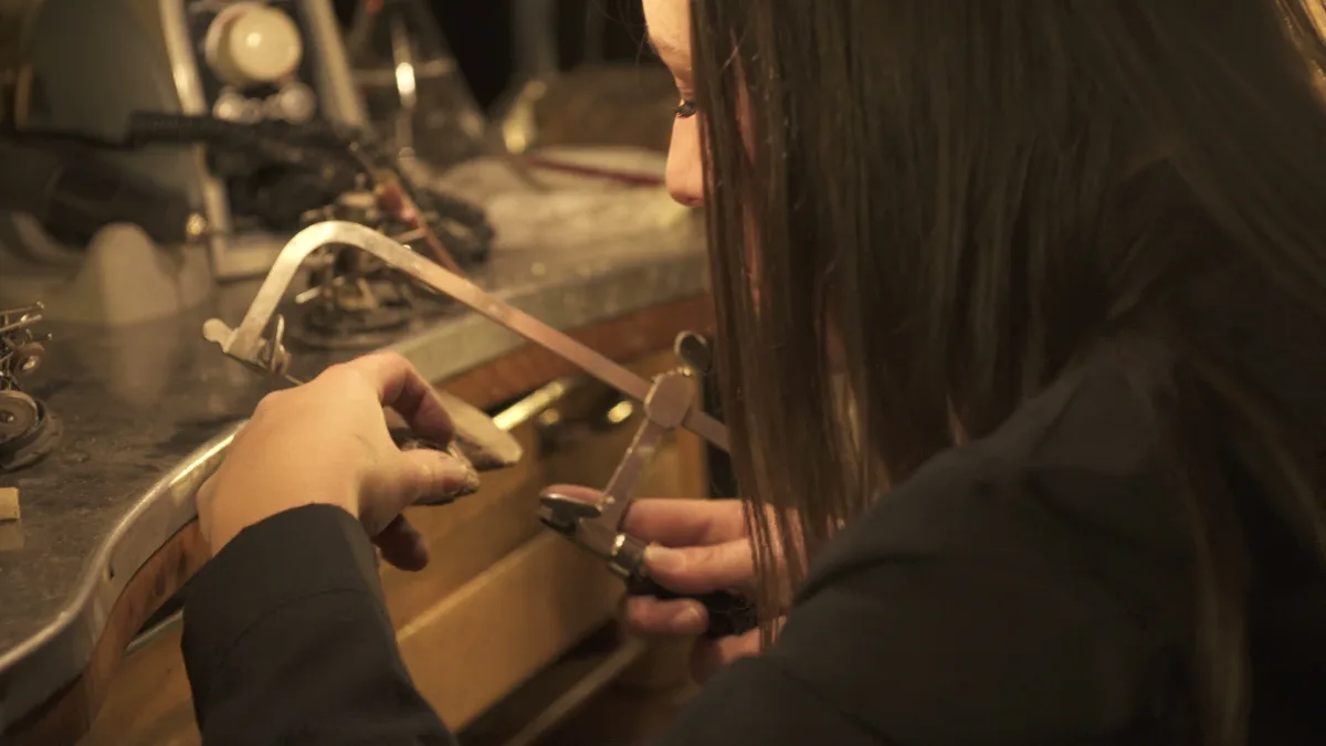 Ritratto di Silvia Trabalza al banco da orafo nel laboratorio di Bevagna